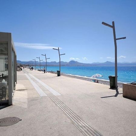 Apartment 50 Meters From The Beach 루트라키 외부 사진