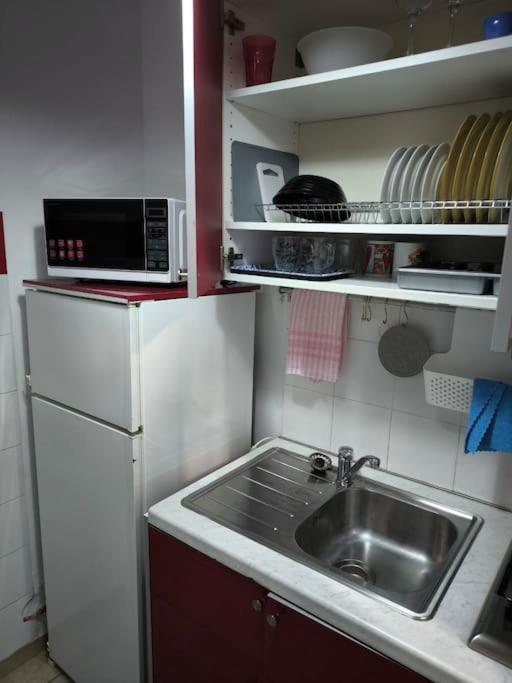 Apartment 50 Meters From The Beach 루트라키 외부 사진