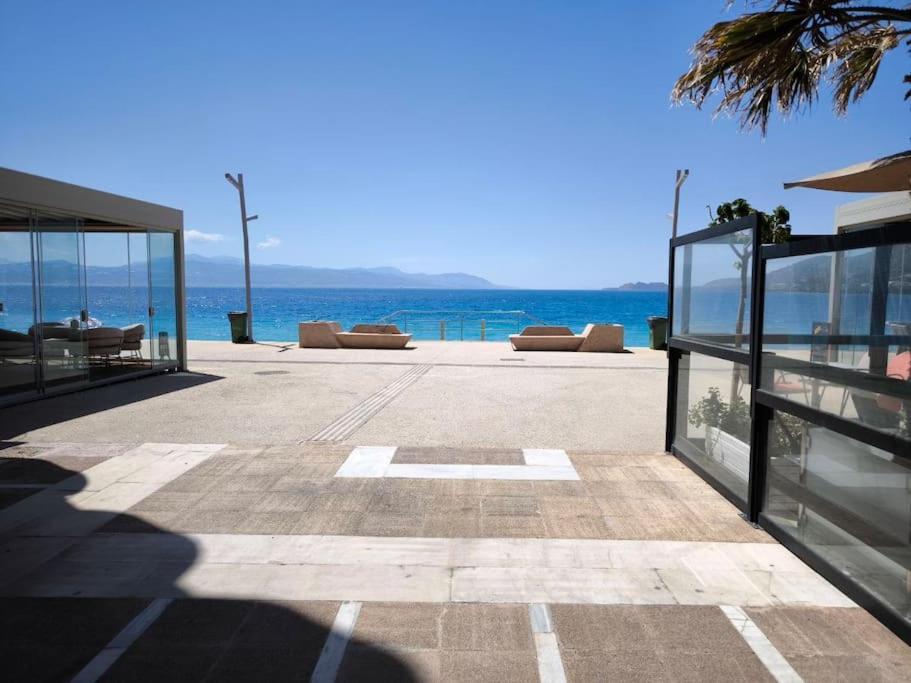 Apartment 50 Meters From The Beach 루트라키 외부 사진
