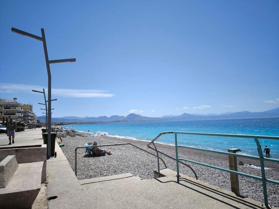 Apartment 50 Meters From The Beach 루트라키 외부 사진