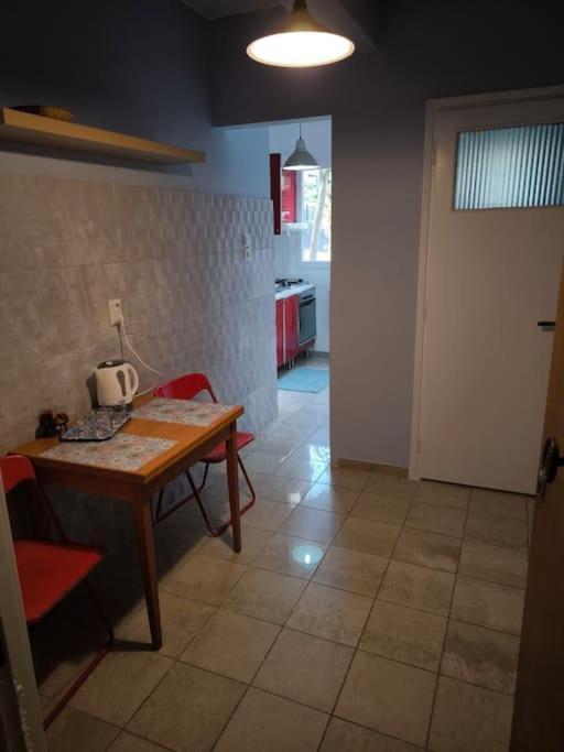 Apartment 50 Meters From The Beach 루트라키 외부 사진