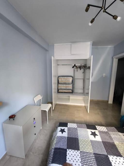 Apartment 50 Meters From The Beach 루트라키 외부 사진