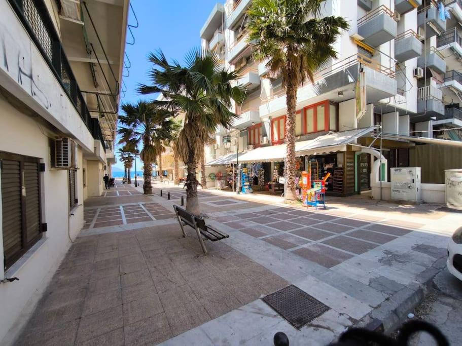 Apartment 50 Meters From The Beach 루트라키 외부 사진